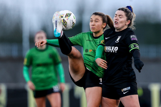 jessica-fitzgerald-competes-for-the-ball-with-laurie-ryan