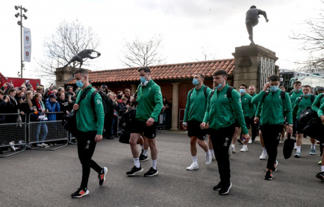 johnny-sexton-leads-his-team-into-twickenham