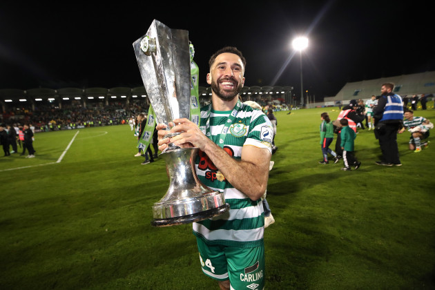 roberto-lopes-celebrates-winning-with-the-sse-airtricity-league-premier-division-trophy