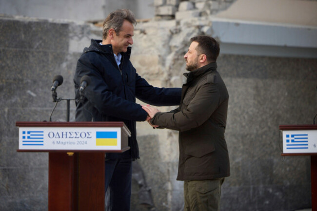 odessa-ukraine-06th-mar-2024-ukrainian-president-volodymyr-zelenskyy-right-shakes-hands-with-greek-prime-minister-kyriakos-mitsotakis-left-following-a-joint-press-conference-outside-the-ruins