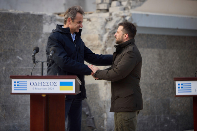odessa-ukraine-06th-mar-2024-ukrainian-president-volodymyr-zelenskyy-right-shakes-hands-with-greek-prime-minister-kyriakos-mitsotakis-left-following-a-joint-press-conference-outside-the-ruins