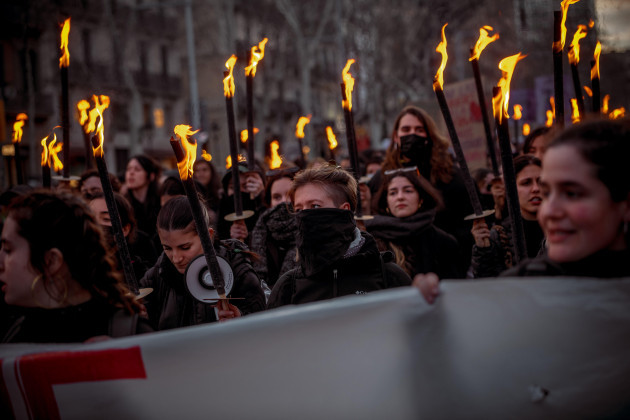 barcelona-spain-8th-mar-2024-feminist-protestors-with-torches-march-behind-their-banner-through-barcelona-protesting-capitalism-at-the-international-womens-day-credit-matthias-oesterlealamy-liv
