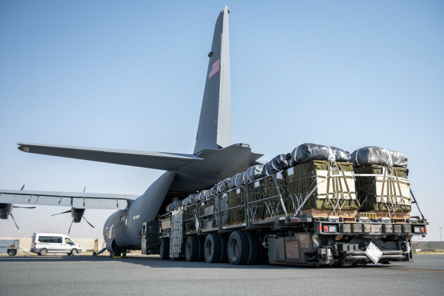 Cargado con comidas halal de la Fuerza Aérea Australiana y preparado para cargar en aviones de la Fuerza Aérea Australiana.  C-130J-Super-Hercules-en-ubicación-no revelada-en-USC