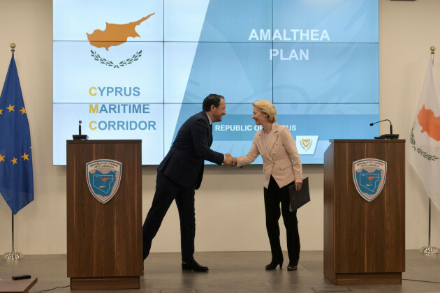La présidente de droite de la Commission européenne, Ursula von der Leyen, et le président chypriote Nikos Christodoulides se serrent la main après une conférence de presse au Centre commun de coordination de recherche et de sauvetage.