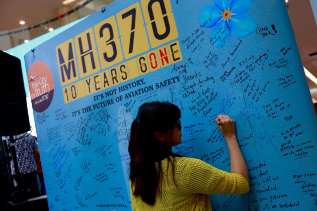 subang-jaya-selangor-malaysia-3rd-mar-2024-relatives-of-passengers-on-a-malaysia-airlines-plane-that-mysteriously-vanished-10-years-ago-writing-a-messages-at-day-of-remembrance-for-mh370-at-suban