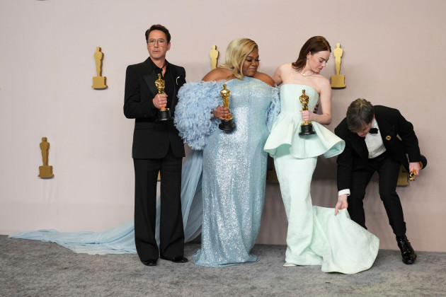 robert-downey-jr-winner-of-the-award-for-best-performance-by-an-actor-in-a-supporting-role-for-oppenheimer-from-left-davine-joy-randolph-winner-of-the-award-for-best-performance-by-an-actress