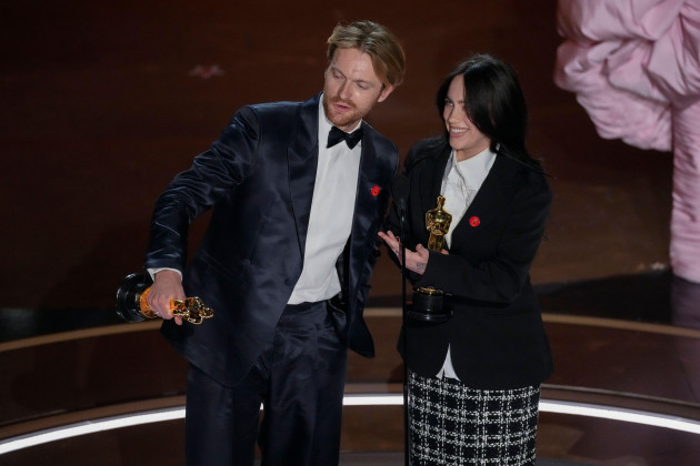 Финнеас О'Коннелл ушел, а Билли Айлиш принимает награду за лучшую оригинальную песню за фильм «Что я сделал из Барби» на церемонии вручения премии Оскар в воскресенье, 10 марта 2024 года, в театре Долби в Лос-Анджелесе.