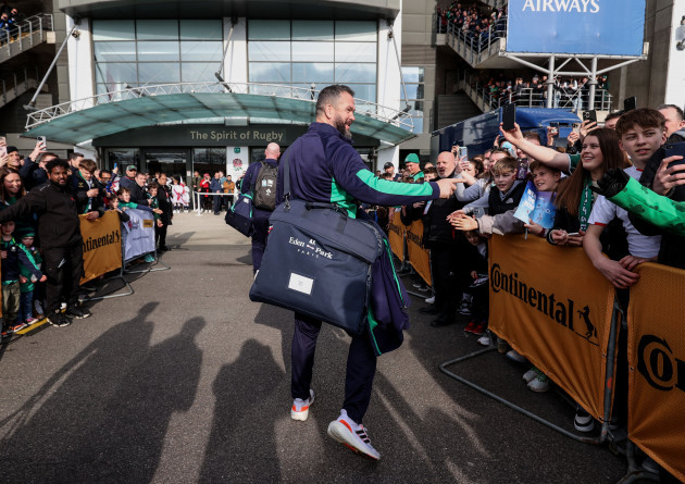 andy-farrell-greets-fans-as-he-arrives