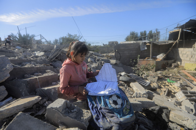 rafah-gaza-16th-dec-2023-16-december-2023-palestinian-territories-rafah-palestinian-girl-ruaa-thaer-barhoum-9-years-old-searches-for-her-school-bag-among-the-rubble-of-her-house-which-was-des