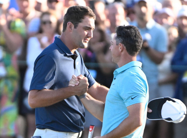 los-angeles-united-states-18th-june-2023-scottie-scheffler-l-congratulates-rory-mcilroy-of-northern-ireland-on-the-18th-green-after-the-2023-u-s-open-golf-championship-at-the-los-angeles-countr
