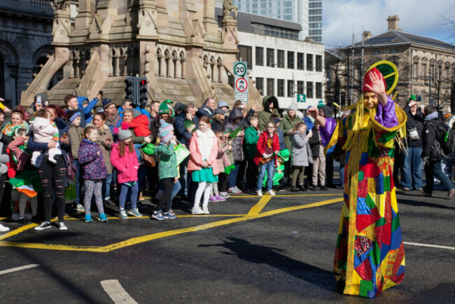 ireland-north-belfast-st-patricks-day-parade-passing-the-albert-clock-on-the-corner-of-high-street-and-victoria-street