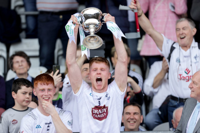 shane-farrell-lifts-the-trophy