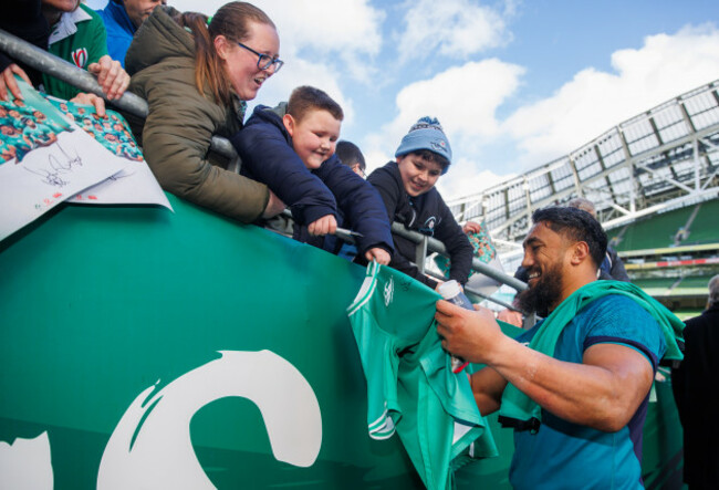bundee-aki-with-fans