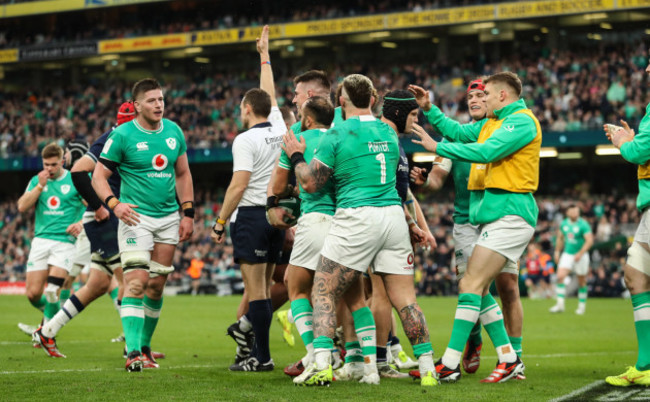 dan-sheehan-celebrates-scoring-their-first-try-with-teammates