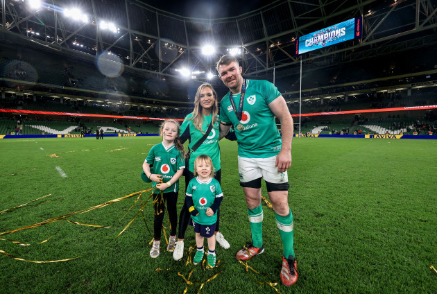 peter-omahony-celebrates-winning-with-his-wife-jessica-and-children-indie-and-theo