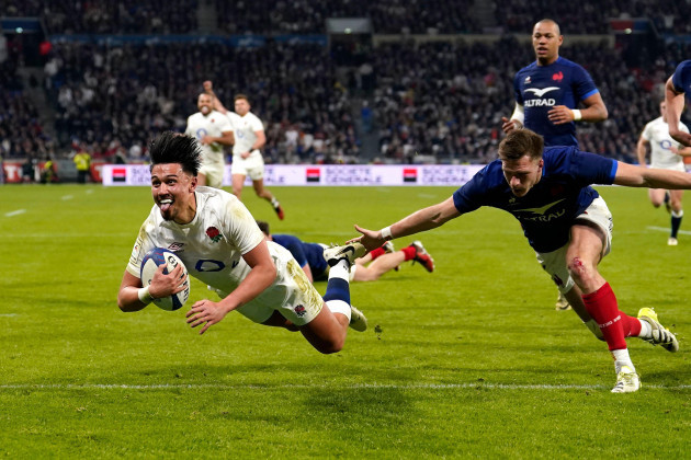 englands-marcus-smith-scores-his-sides-third-try-of-the-game-during-the-guinness-six-nations-match-at-the-groupama-stadium-in-lyon-france-picture-date-saturday-march-16-2024