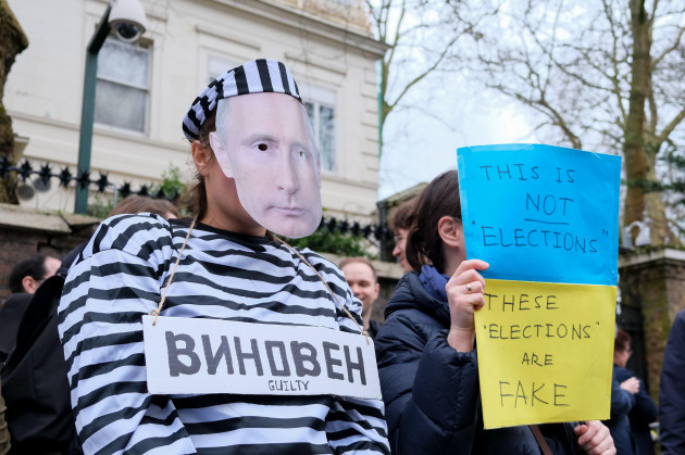 Лондон, Великобритания, 17 марта 2024 года. Тысячи избирателей собрались в посольстве России в Кенсингтоне, и некоторые избиратели стояли в очереди в течение четырех часов, прежде чем проголосовать. бумаги-видели-много- Ожидания, завернутого в