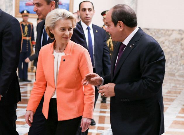 Sur cette photo fournie par le bureau des médias présidentiels égyptiens, le président égyptien Abdel Fattah El-Sisi s'adresse à la présidente de la Commission européenne, Ursula von der Leyen, au palais présidentiel de C.