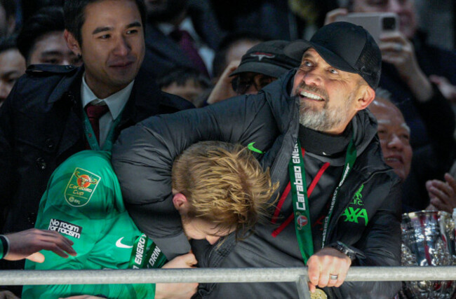 liverpool-manager-jurgen-klopp-playfully-hugs-goalkeeper-caoimhin-kelleher-of-after-winning-the-english-carabao-league-cup-final-soccer-match-between-liverpool-and-chelsea-at-wembley-stadium-londo