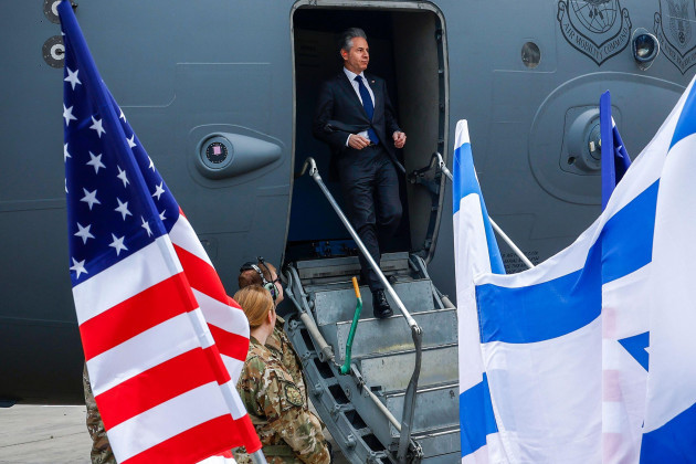 Госсекретарь США Энтони Блинкен выходит из самолета по прибытии в Тель-Авив, Израиль, в пятницу, 22 марта 2024 г. Эвелин Хохтенбюль Фото через - AFP
