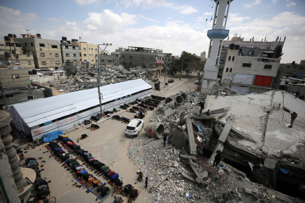 Газа-22-марта-2024-палестинцы-совершают-пятничную-молитву-возле-разрушенной-мечети-во время-Рамадана-в-южном-секторе-Газа-город-Рафах-22-марта-2024-плата- смертей-палестинцев в секторе Газа