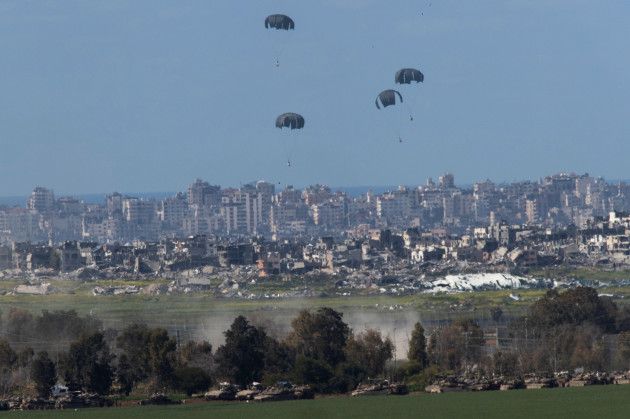 southern-israel-israel-10th-mar-2024-what-is-believed-to-be-a-united-states-air-force-c-130-drops-humanitarian-aid-by-parachute-over-the-northern-gaza-strip-as-seen-from-inside-southern-israel-on