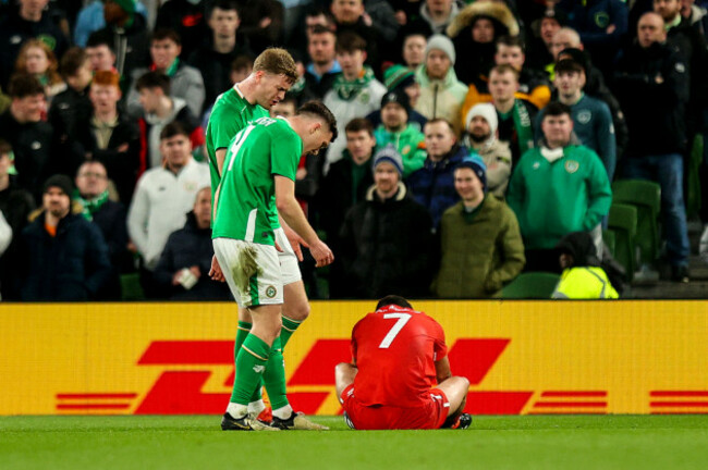 dara-oshea-and-nathan-collins-with-zeki-amdouni