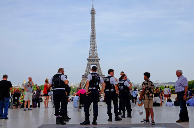 armed-french-police-patrol-the-streets-of-paris-and-the-eiffel-tower-in-response-to-the-terror-alert-in-france-protecting-tourist-landmarks-sights