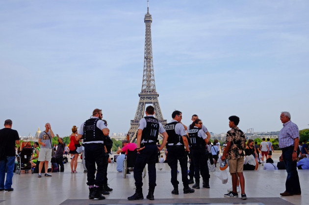 armed-french-police-patrol-the-streets-of-paris-and-the-eiffel-tower-in-response-to-the-terror-alert-in-france-protecting-tourist-landmarks-sights
