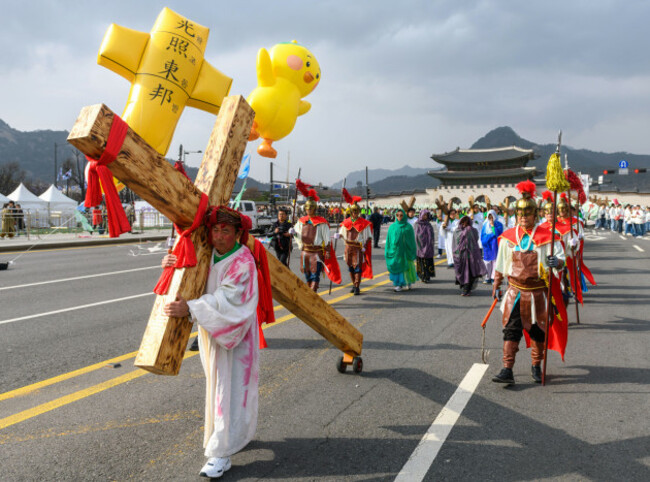seoul-south-korea-30th-mar-2024-south-koreas-christian-devotees-re-enact-christs-crucifixion-during-the-2024-easter-parade-at-gwanghwamun-square-in-seoul-easter-is-a-christian-festival-and-cult