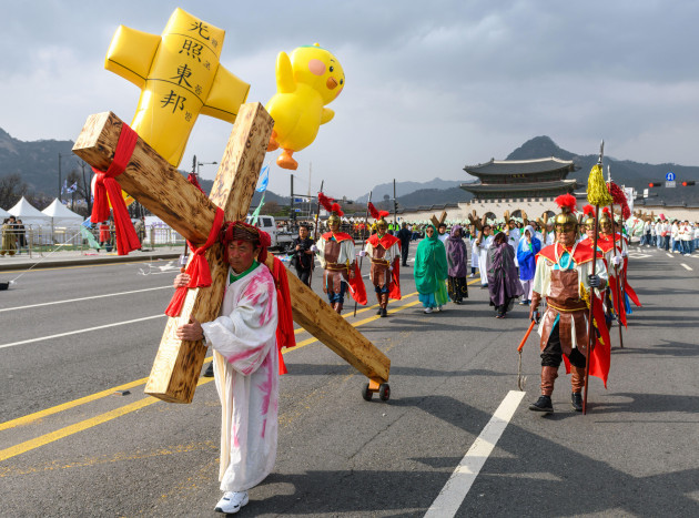 seoul-south-korea-30th-mar-2024-south-koreas-christian-devotees-re-enact-christs-crucifixion-during-the-2024-easter-parade-at-gwanghwamun-square-in-seoul-easter-is-a-christian-festival-and-cult