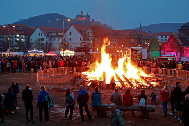 wernigerode-germany-30th-mar-2024-visitors-stand-around-an-easter-bonfire-in-wernigerode-for-the-first-time-since-the-coronavirus-pandemic-there-is-an-easter-bonfire-in-wernigerode-again-over-a