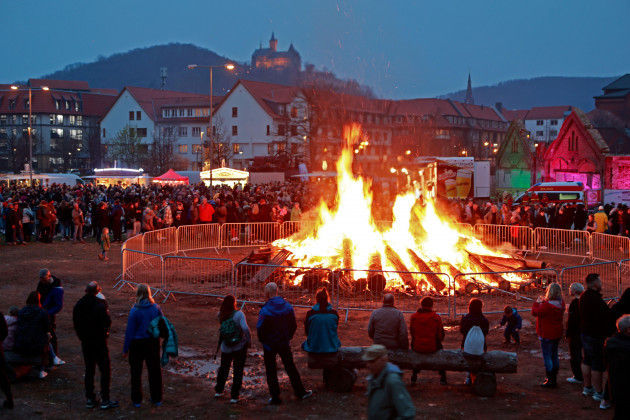 wernigerode-germany-30th-mar-2024-visitors-stand-around-an-easter-bonfire-in-wernigerode-for-the-first-time-since-the-coronavirus-pandemic-there-is-an-easter-bonfire-in-wernigerode-again-over-a