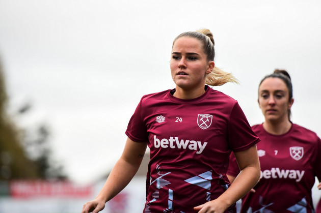 dagenham-on-sunday-19th-november-2023-jessie-stapleton-24-west-ham-warms-up-during-the-barclays-fa-womens-super-league-match-between-west-ham-united-and-aston-villa-at-the-chigwell-construction-st