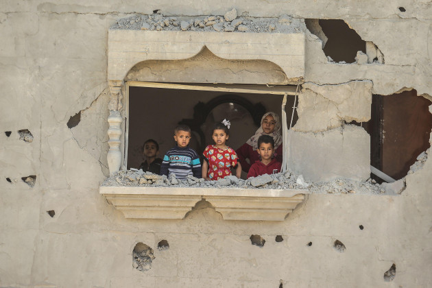 rafah-gaza-02nd-apr-2024-palestinian-children-react-from-their-windows-near-at-the-site-of-an-israeli-airstrike-doring-search-for-victims-after-an-israeli-airstrike-on-zorob-family-home-in-rafah