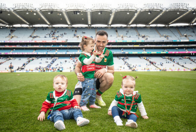 kevin-mcloughlin-with-sarlagh-odhran-and-cadhla
