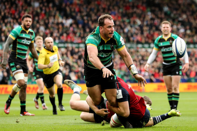 burger-odendaal-offloads-in-a-tackle-from-tadhg-beirne