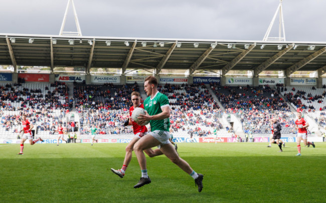 barry-coleman-is-challenged-by-tommy-walsh