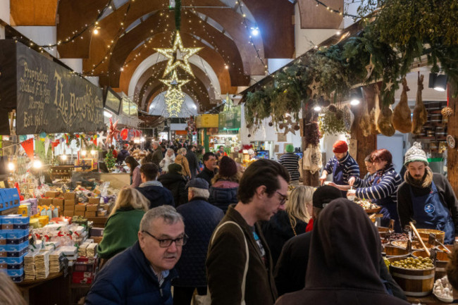cork-ireland-23rd-dec-2022-cork-city-centre-is-full-of-people-today-who-are-doing-their-last-minute-christmas-shopping-the-english-market-was-very-busy-credit-ag-newsalamy-live-news