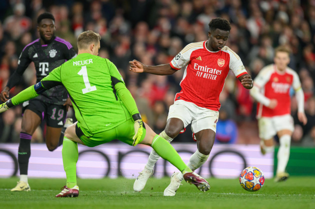 london-uk-09th-apr-2024-09-apr-2024-arsenal-v-bayern-munich-champions-league-emirates-stadium-bukayo-saka-is-controversially-tackled-by-manuel-neuer-in-the-final-minute-against-bayern-pict