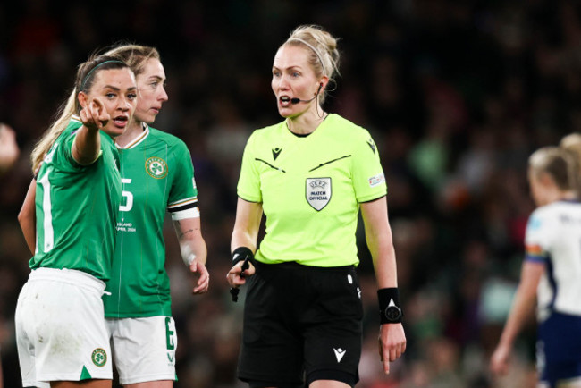 katie-mccabe-argues-with-referee-pawel-raczkowski