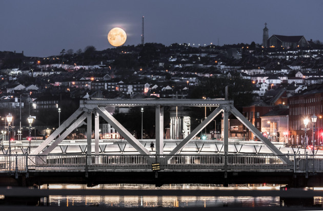 cork-city-cork-ireland-06th-april-2020-a-view-of-the-brian-boru-bridge-and-the-northside-of-the-city-as-a-waxing-gibbous-moon-desends-in-cork-city-ireland-credit-david-creedon-alamy-live-n