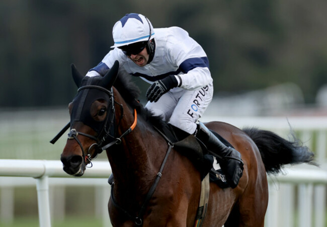 jonathan-moore-on-foxy-jacks-comes-home-to-win