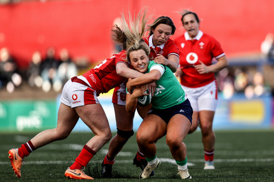 aoife-dalton-is-tackled-by-jenny-hesketh-and-alisha-butchers