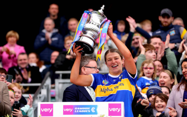 karen-kennedy-lifts-the-trophy