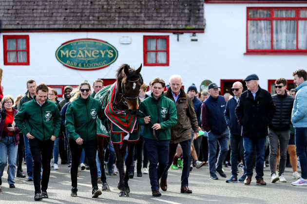 paul-townend-with-rachel-robins-and-steven-cahill-and-willie-mullins-with-i-am-maximus-outside-meaneys-pub-in-leighlinbridge