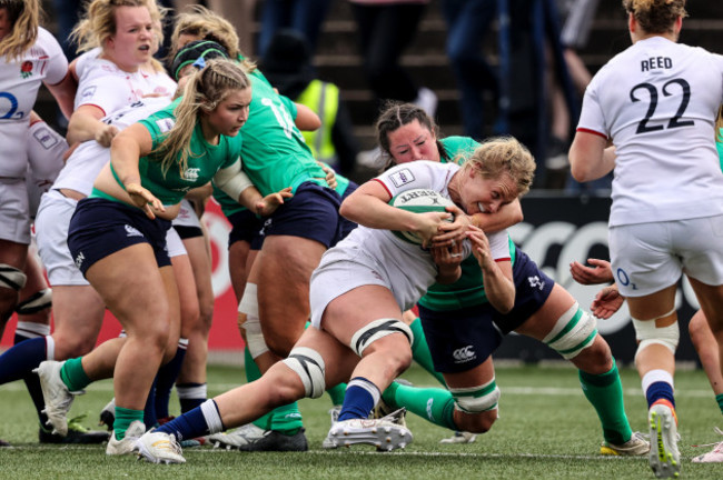 alex-matthews-on-her-way-to-scoring-her-teams-seventh-try-despite-hannah-oconnor