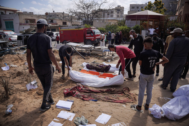gaza-gaza-palestine-21st-apr-2024-palestinians-prepare-the-body-of-their-relative-after-removing-him-from-the-mass-grave-in-the-yard-of-nasser-hospital-credit-image-saher-alghorrazuma-p