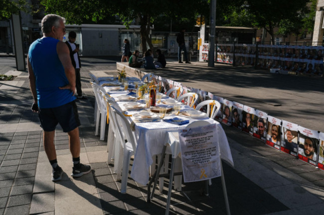 jerusalem-israel-21st-apr-2024-on-the-eve-of-passover-to-be-celebrated-at-sundown-monday-22nd-april-2024-a-traditional-passover-seder-table-is-set-at-jerusalems-denya-square-in-solidarity-wit