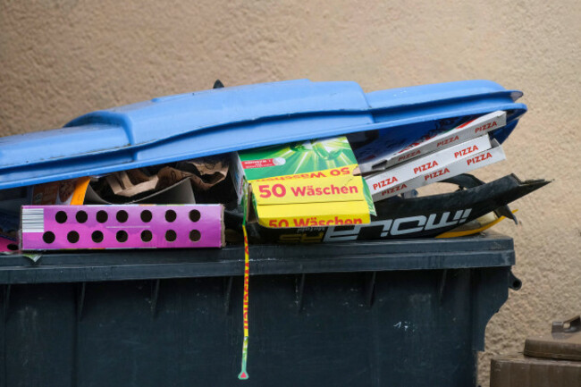 dusseldorf-20-04-2024-mulltonne-kunststoff-plastik-recycling-mull-abfall-wohlstandsmull-wohlstandsgesellschaft-verpackung-verpackungsmull-altpapier-papier-papiertonne-blaue-tonne-abfallvermeidung-zero
